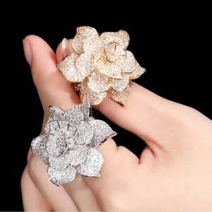 NEW Brilliant Flower ring ! Lots of sparkle. White Gold plated